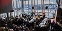 mange mennesker på konsert på Ælvespeilet