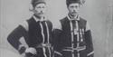 Mikkel og Torjus Hemmestveit i klubbdrakten til Aurora Ski Club i 1890, gamalt foto, Norsk Skieventyr.