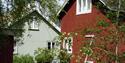 Idyllisk gårdstun i Folkestadbyen