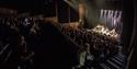 mange mennesker på konsert på Ælvespeilet