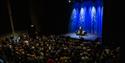mange mennesker på konsert på Ælvespeilet