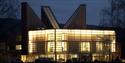 Kulturhuset Bok & Blueshuset på Notodden om kvelden. Foto