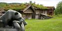 Bjørneskulptur på ein autentisk fjellgard. Grimdalstunet, Vest-Telemark museum.