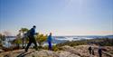 Kyststien går langs sjøkanten der det er mulig, men har gode svinger inn i skogen eller over en fjellrygg (f.eks. Hegrefjell) der det er behov for det.