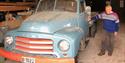 Åsmund Kleiv med sin lastebil Opel Blitz frå 1960-talet