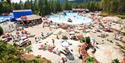 mye folk på Bøverstranda på Bø Sommarland