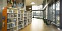 Interiør fra bibliotek på kulturhuset Bok & Blueshuset på Notodden. Foto