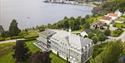 dronebilde fra Brattrein Hotell med Notodden by i bakgrunn.Foto