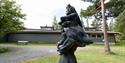 Skulptur utanfor Dyre Vaa-samlingane i Rauland, Vest-Telemark museum.