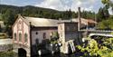 TINFOS 1:I 1901 stod kraftstasjonen Tinfos 1 ferdig. Krafta som ble produsert her ble brukt i Notodden Calsium Carbidfabrikk, som lå nede ved Heddalsvannet. Karbiden de produserte, ble blant annet brukt til å lyse opp Londons gater i karbidlampene de benyttet i storbyen. På den siden av bygningen som vender mot elva, er veggen dekorert med to lyn.