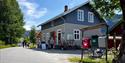 Utenfor Holm Landhandel i Hjartdal.