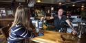 God stemning i baren før quizstart – kom tidlig og sikre dere plass.