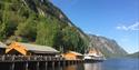 Lastein bryggje med Lastein bryggjekafe og Dalen Bryggjeutstilling