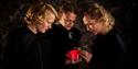 Peer Gynt Escape Room Skien. 3 personer som studerer Peers hjerte.