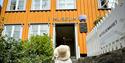 Jente utenfor Kittelsenhuset i Kragerø.