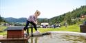 jente som leker i vassparken ved Norsk Skieventyr