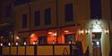 Fasaden til EYDE Bar & Restaurant i Notodden på kveldstid. Foto