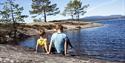To gutter sitter ved vannet på Follsjøen, Notodden. Foto