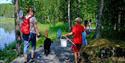 Familie med fiskeutstyr langs veien rundt Tinnemyra, Notodden. Foto