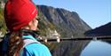 jente som ser ut over Telemarkskanalen på Dalen