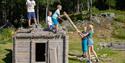 barn lafter en lekehus på Groven Camping
