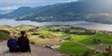 To turgåere på toppen av Eikeskartoppen, Notodden. Foto
