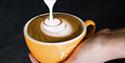 kopp kaffe på kaffebar Farstad & Co i Skien