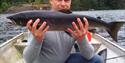 mann som holder en fisk