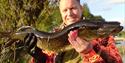 mann som holder en fisk