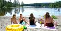 Fire personer på stranda ved Tinnemyra, Notodden. Foto