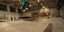 gutt på skatehall i Notodden