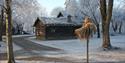 Gamle hus i Brekkeparken, vinter og litt sol