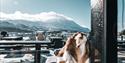 utsikt mot Gaustatoppen fra terrassen til Gaustablikk Fjellresort om vintern