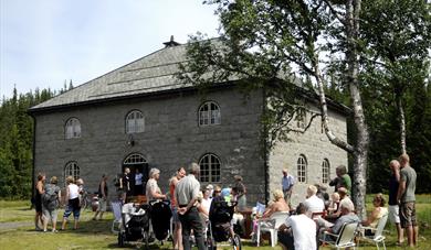 Museumsbygg i kila granitt på Øyfjell bygdemuseum, Vest-Telemark museum.