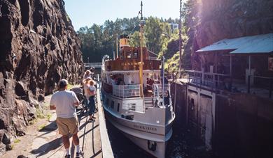 Kanalbåten Henrik Ibsen i Skien sluse