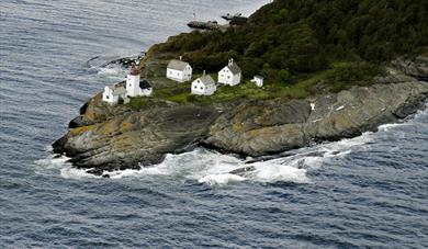 dronebilde av Langøytangen fyrstasjon på Langøya i Bamble