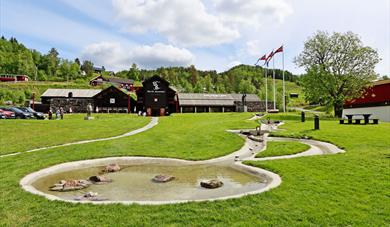 Norsk skieventyr i Morgedal med vassparken foran.