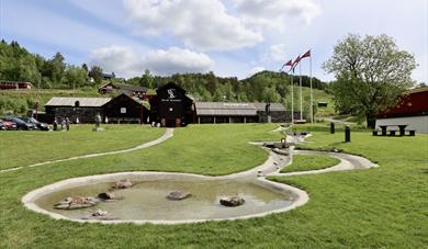 Norsk skieventyr i Morgedal med vassparken foran.