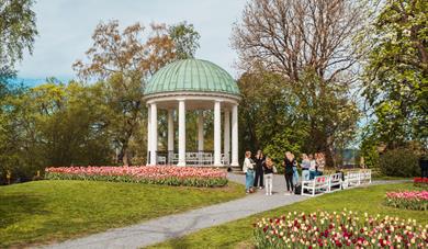 Paviljongen i Brekkeparken med blomstring av tulipaner