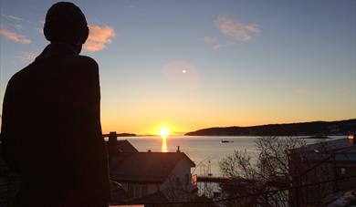 Edvard Munch Statue i Kragerø, med soloppgang i bakgrunnen