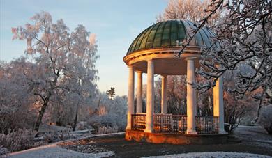 Lysthuset i Brekkparken, vinterstemning i sol