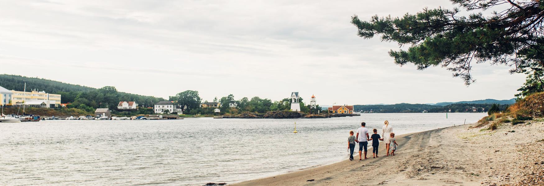 familien går langs stranden på Langøya