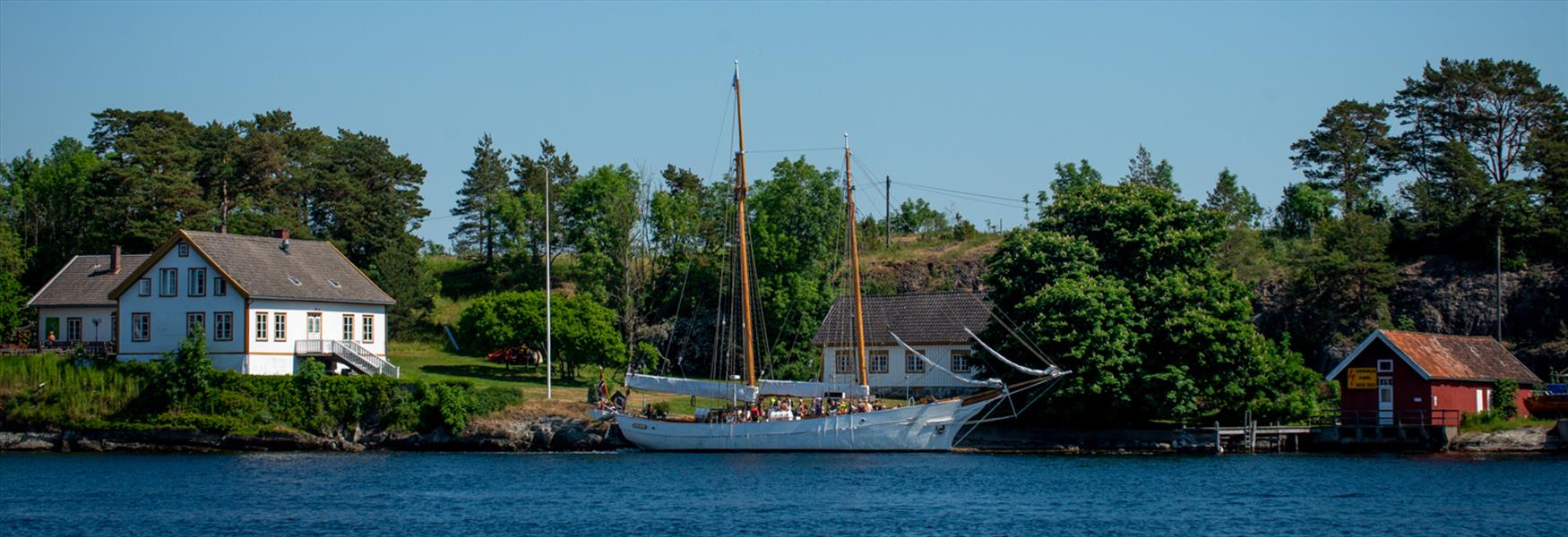 seilbåt ved Langøya hovedgård