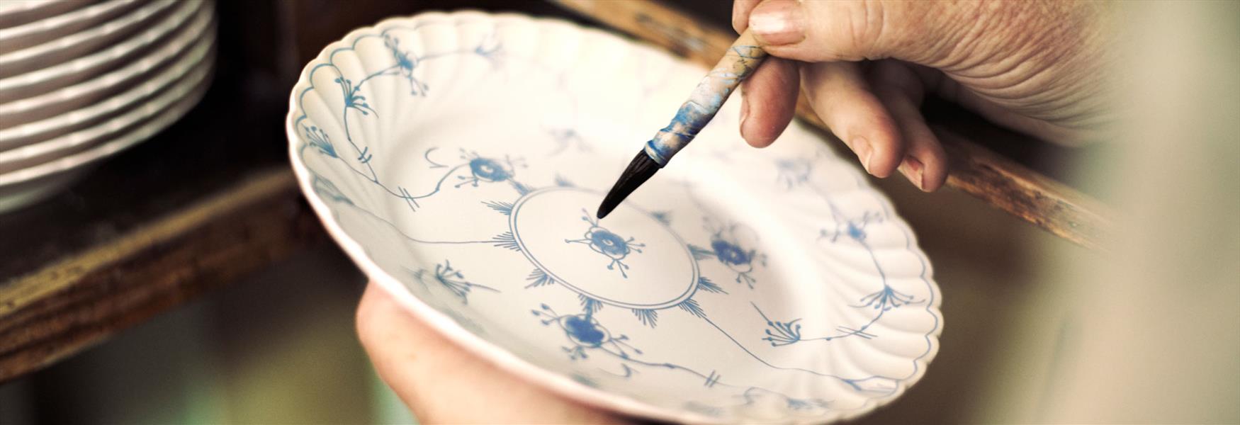 tallerken som blir malt med stråmønster på Porsgrund Porselen