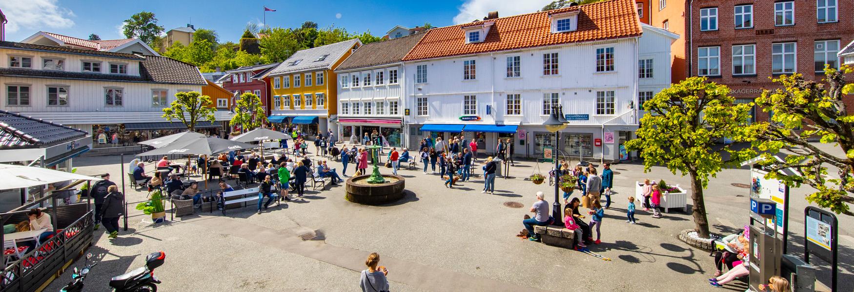 Sommerstemning på Torvet i Kragerø sentrum