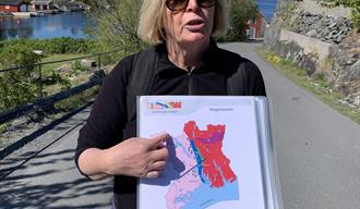 Kristin Rangnes fra Geoparken forteller entusiastisk om naturhistorien på Skåtøy