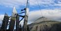 Et stort solspeil er bygget i fjellsiden over Rjukan Torg for å sende solstråler ned til torget i et mørkt vinterhalvår.
