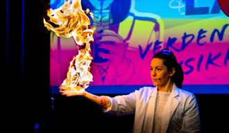 Selda Ekiz viser fram et eksperiment med ild