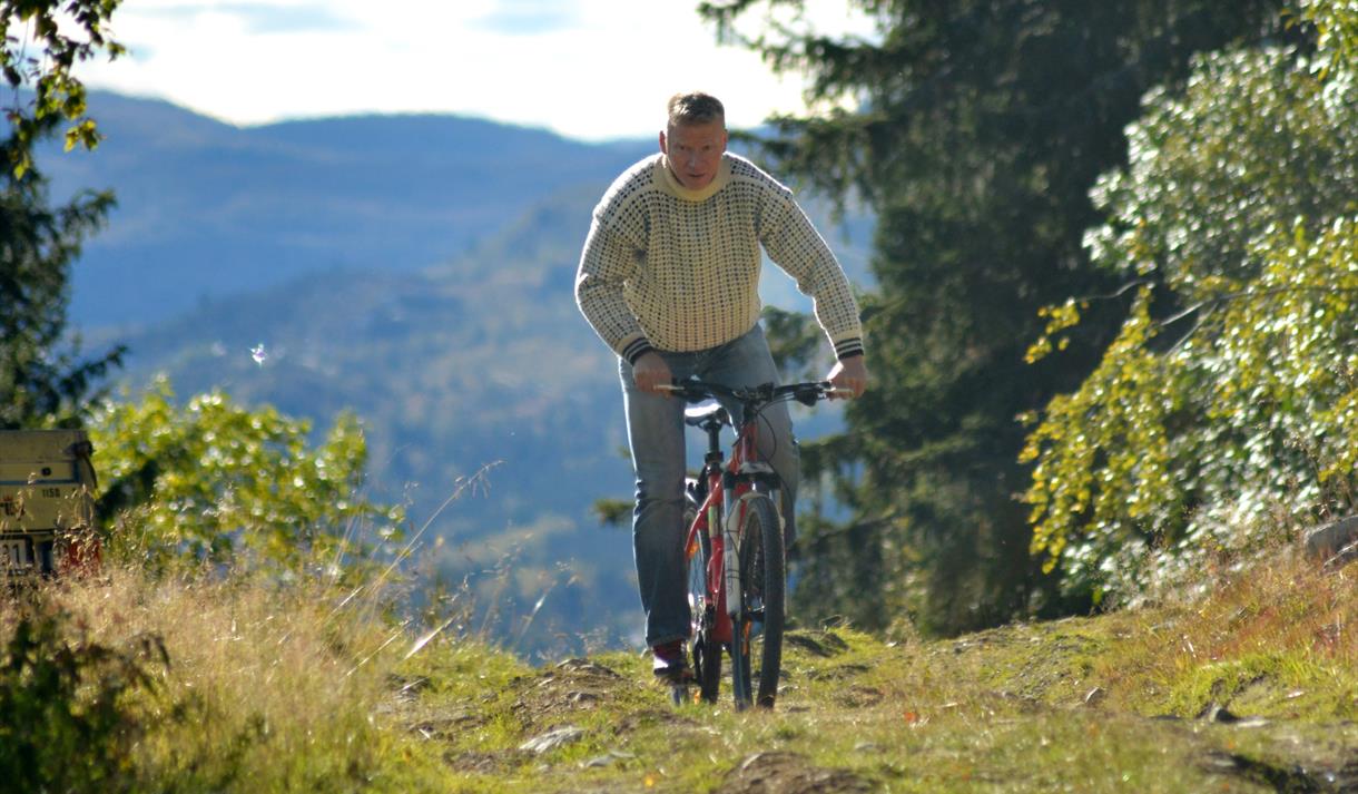 Sykling på Rjukan kan by på varierende terreng. Her kan du sykle både på asfalt og sti.