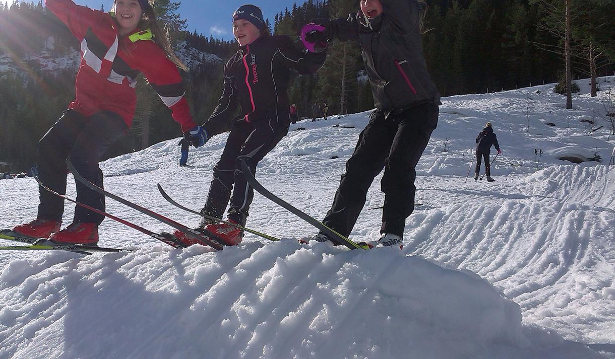 Glade jenter på ski i kuleløypa